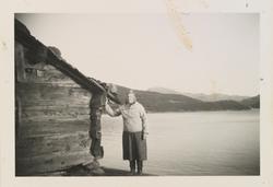 Helene Jørgedal (Heddal) står foran innsjøen Møsvatn og ved 