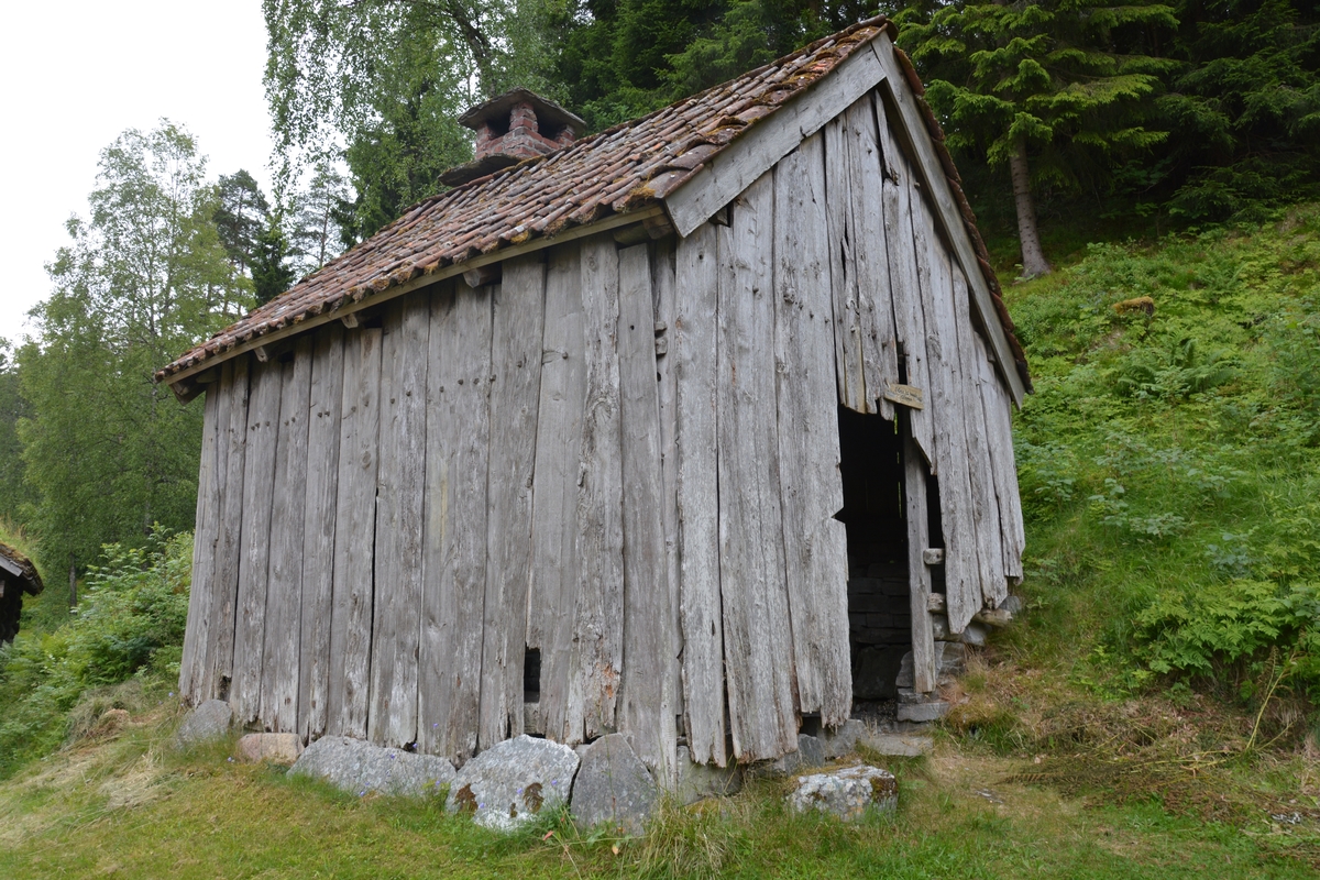 Grindverk med ståande bordkledning. Sperretak, takpanner.