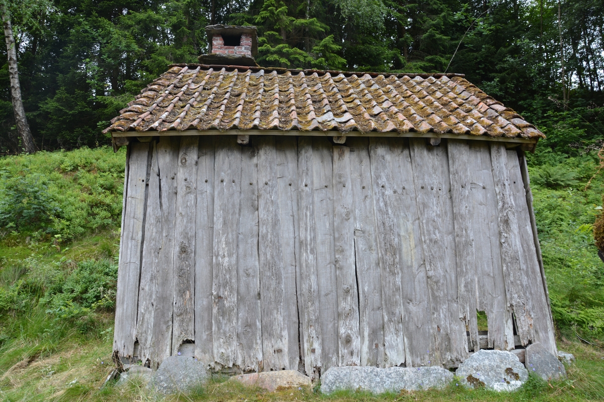 Grindverk med ståande bordkledning. Sperretak, takpanner.