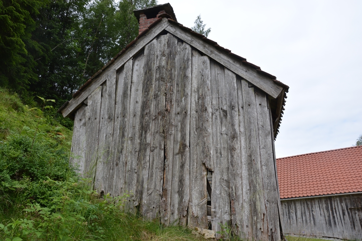 Grindverk med ståande bordkledning. Sperretak, takpanner.