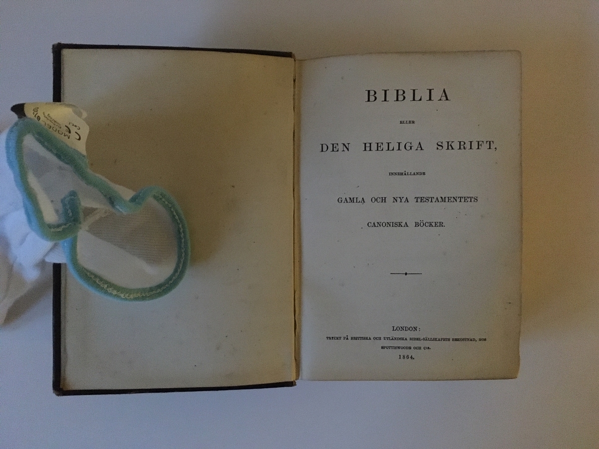 "Biblia eller Den heliga skrift, innehållande gamla och nya testamentets canoniska böcker." Ett flertal marginalanteckningar av S A Andrées hand.
Tryckt på brittiska och utländska bibel-sällskapets bekostnad, hos Spottiswoode och Cie.