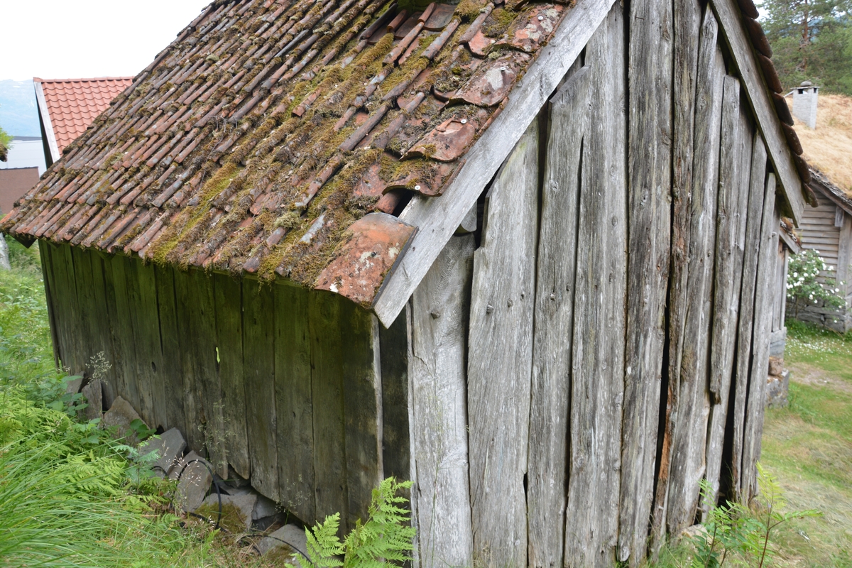 Grindverk med ståande bordkledning. Sperretak, takpanner.