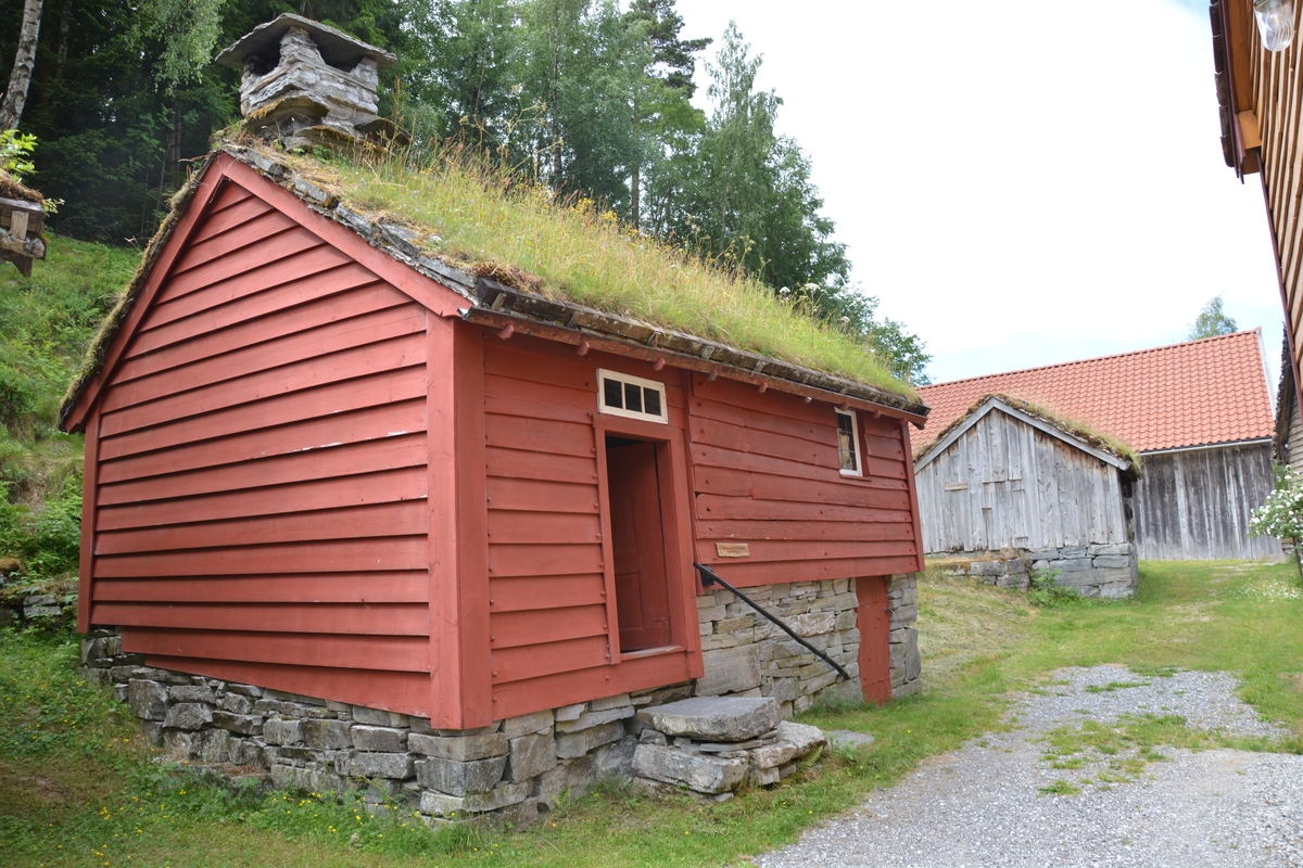 Bygning med to rom: eldhus / "utdør" i reisverk og sjølve stoverommet i laft.
Grue i eldhusdelen. 
Liggande panel utvending, med unntak av eit stykke på eine langveggen som har ståande panel. 
Raudmåla.
Torvtak.