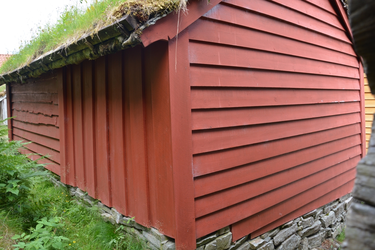 Bygning med to rom: eldhus / "utdør" i reisverk og sjølve stoverommet i laft.
Grue i eldhusdelen. 
Liggande panel utvending, med unntak av eit stykke på eine langveggen som har ståande panel. 
Raudmåla.
Torvtak.