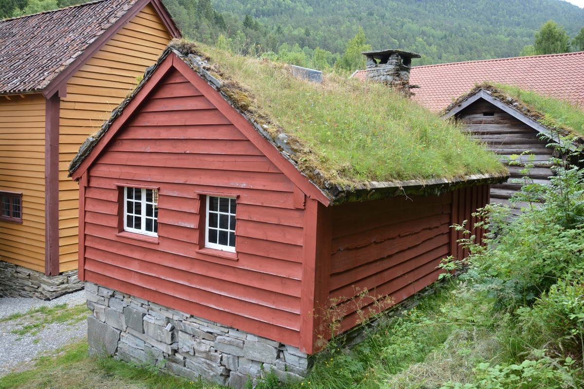 Bygning med to rom: eldhus / "utdør" i reisverk og sjølve stoverommet i laft.
Grue i eldhusdelen. 
Liggande panel utvending, med unntak av eit stykke på eine langveggen som har ståande panel. 
Raudmåla.
Torvtak.