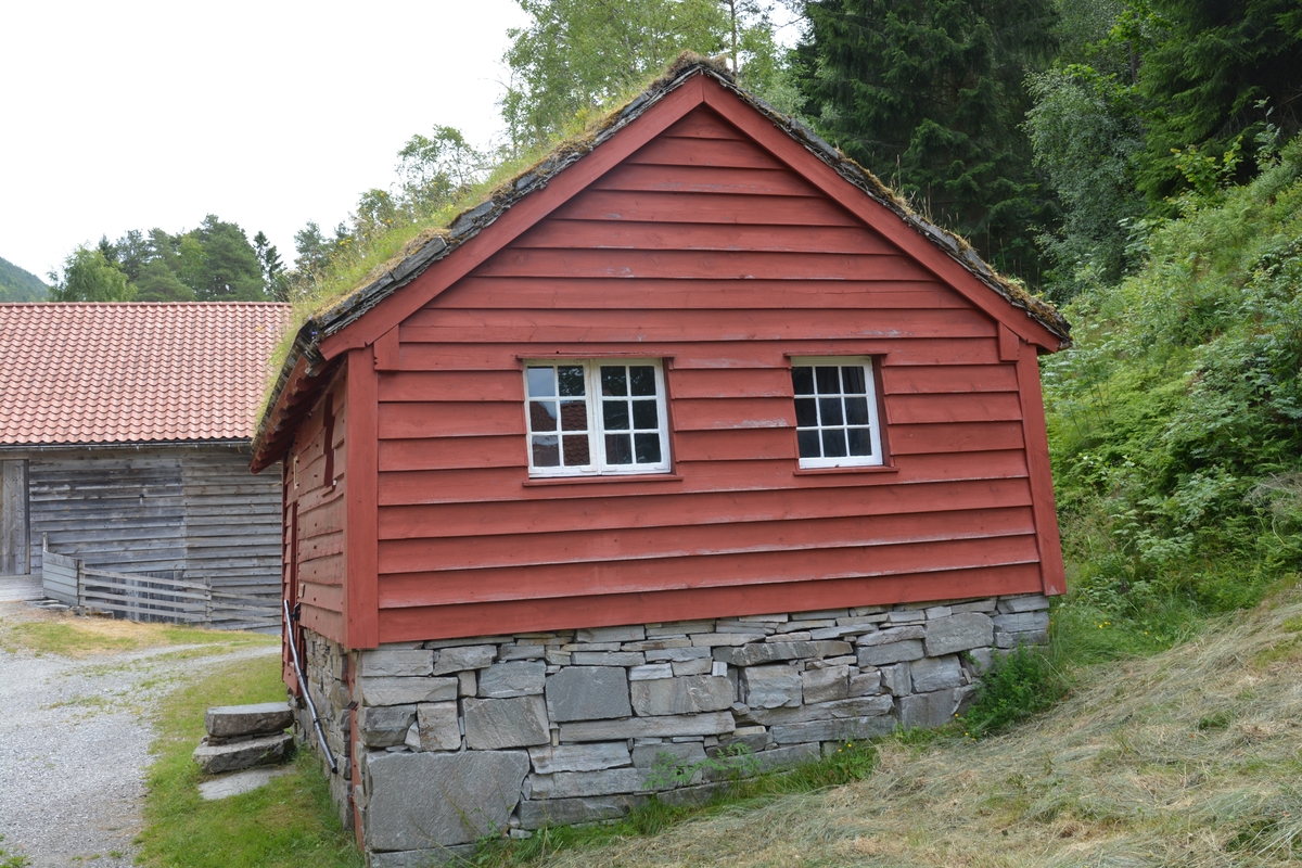 Bygning med to rom: eldhus / "utdør" i reisverk og sjølve stoverommet i laft.
Grue i eldhusdelen. 
Liggande panel utvending, med unntak av eit stykke på eine langveggen som har ståande panel. 
Raudmåla.
Torvtak.