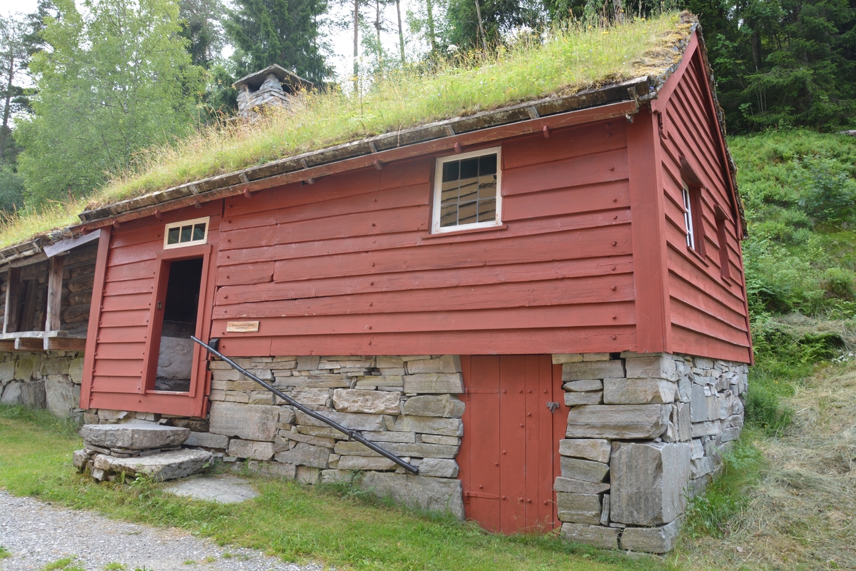 Bygning med to rom: eldhus / "utdør" i reisverk og sjølve stoverommet i laft.
Grue i eldhusdelen. 
Liggande panel utvending, med unntak av eit stykke på eine langveggen som har ståande panel. 
Raudmåla.
Torvtak.