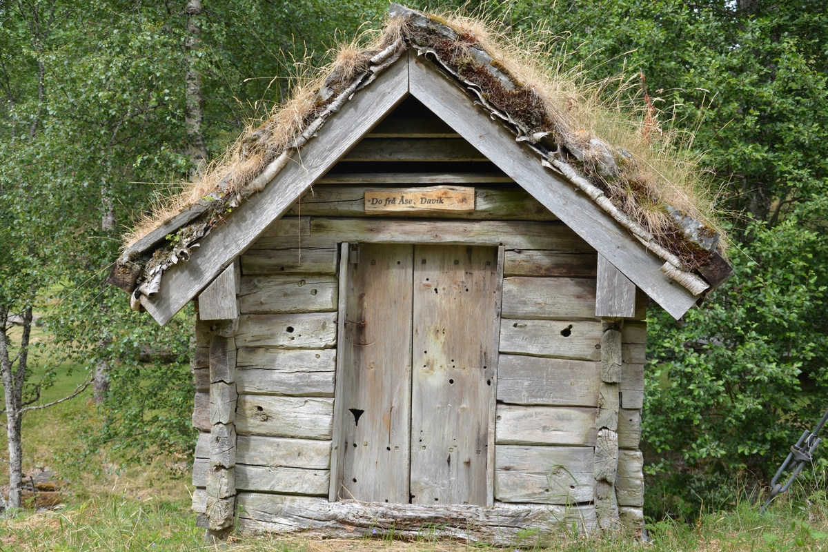 Tømra liten bygning (1 rom), delvis med supanel utvendig. 
Tørrmur og torvtak
Tosetar