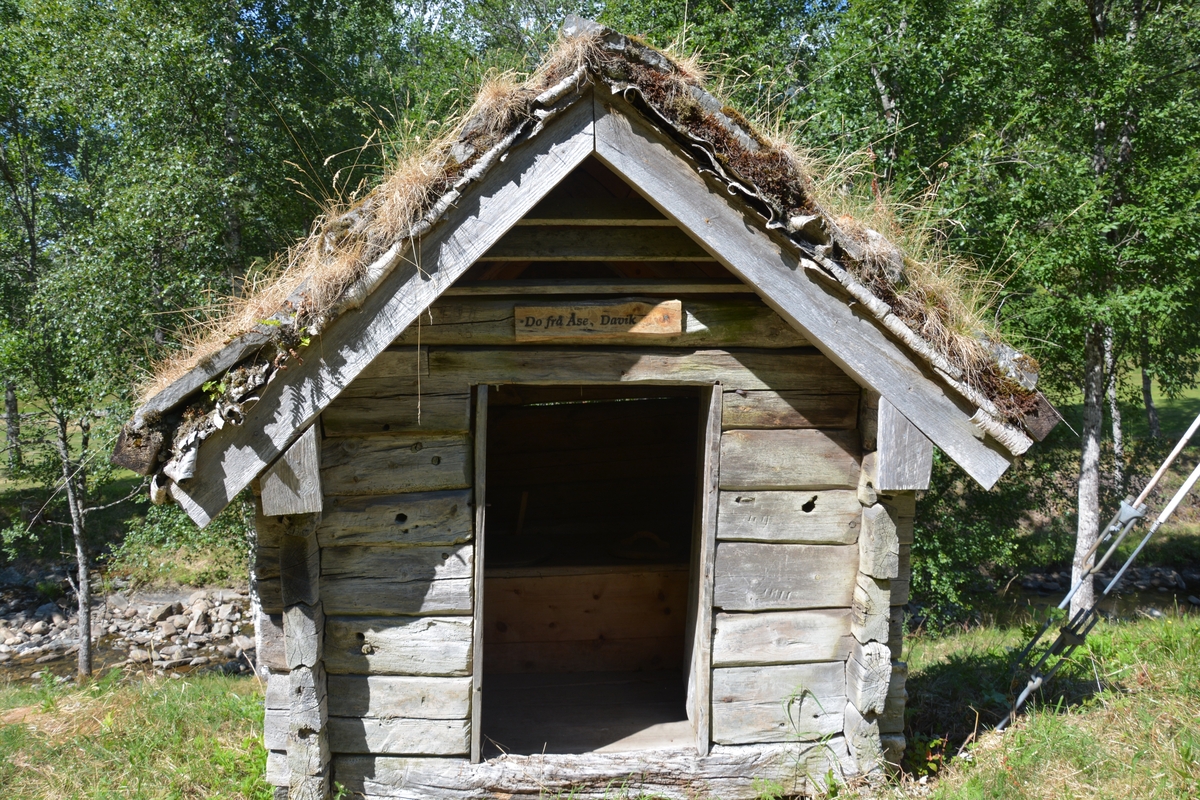 Tømra liten bygning (1 rom), delvis med supanel utvendig. 
Tørrmur og torvtak
Tosetar