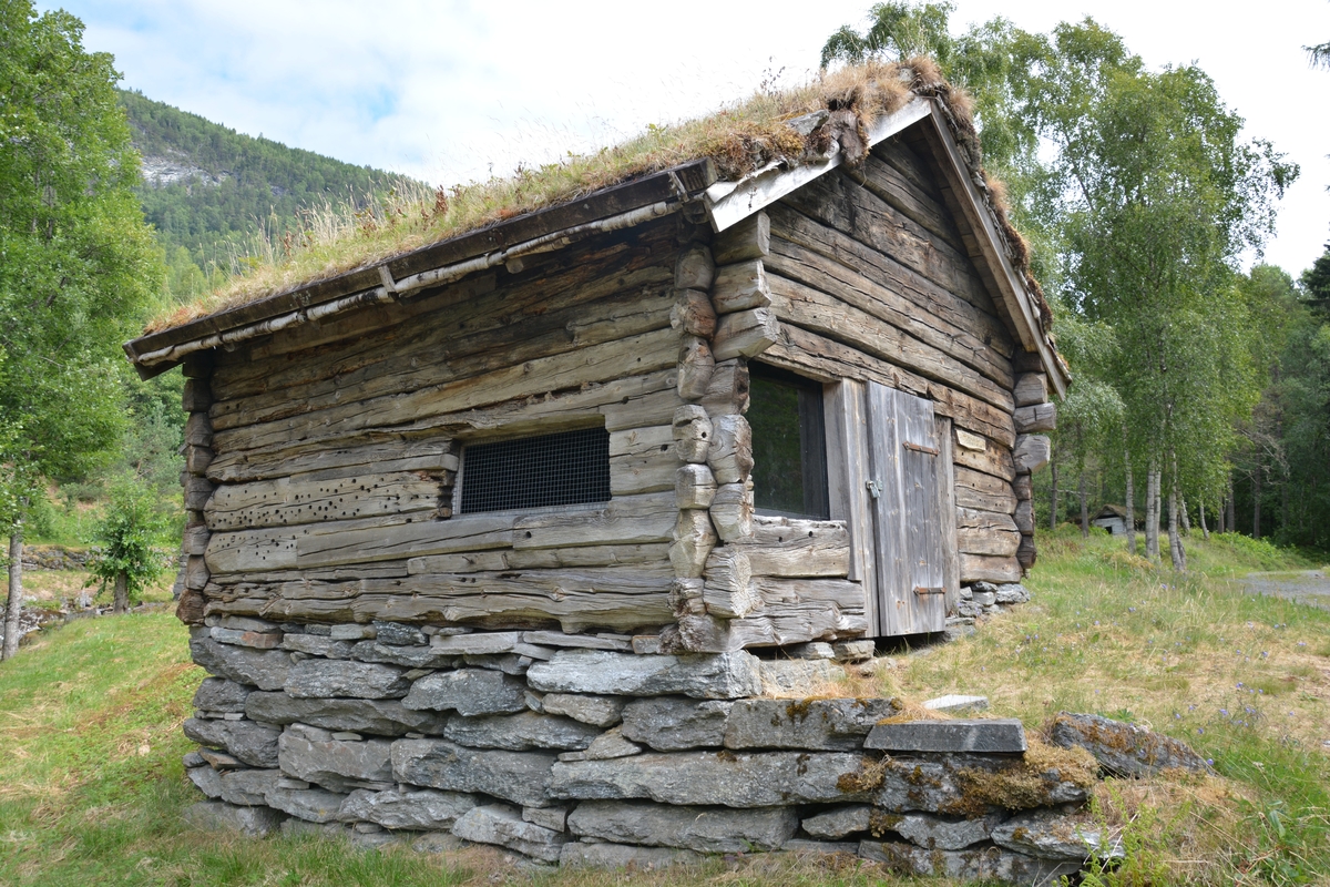 Tømta bygning i eit rom. Tørrmura grue, heller i bakkant av grua. Ingen storstein. Torvtak.
Innreiinga følgde med smia.
