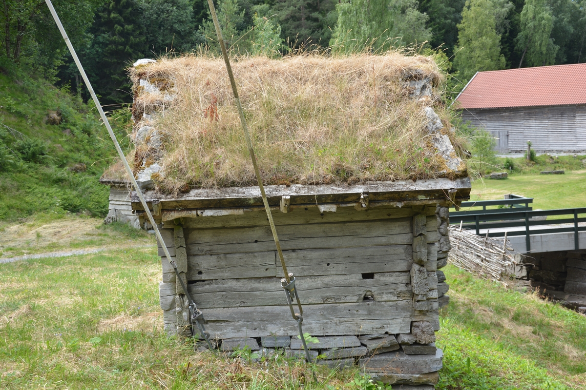 Tømra liten bygning (1 rom), delvis med supanel utvendig. 
Tørrmur og torvtak
Tosetar