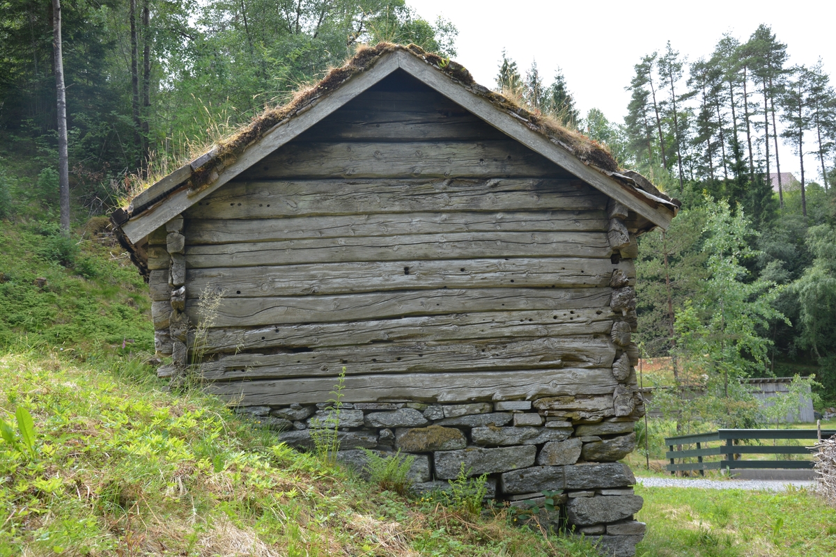 Tømta bygning i eit rom. Tørrmura grue, heller i bakkant av grua. Ingen storstein. Torvtak.
Innreiinga følgde med smia.