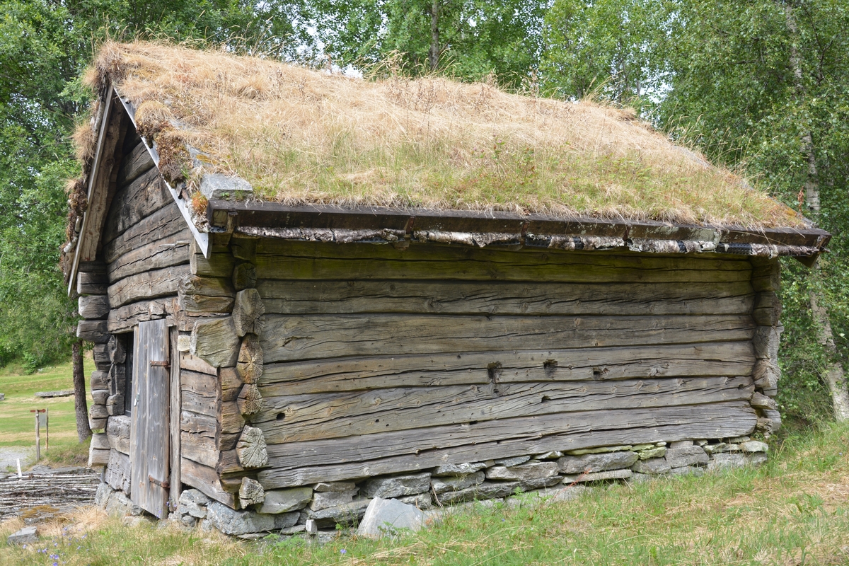 Tømta bygning i eit rom. Tørrmura grue, heller i bakkant av grua. Ingen storstein. Torvtak.
Innreiinga følgde med smia.