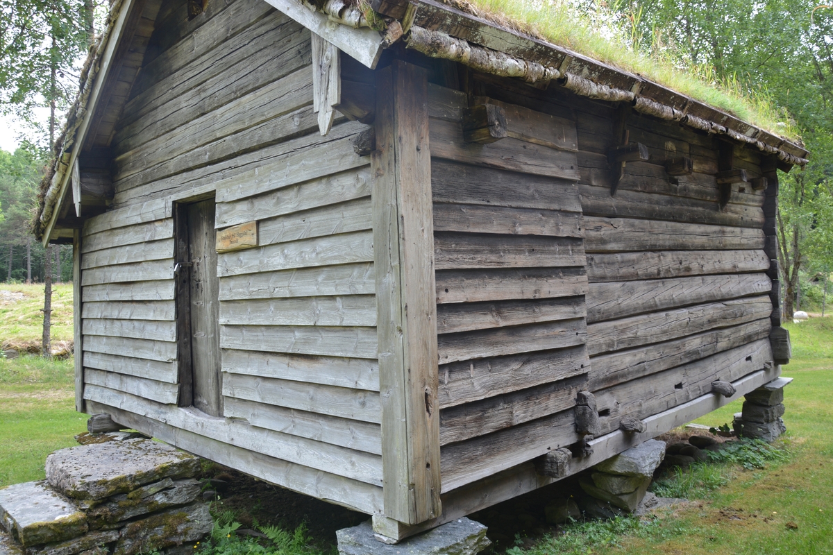 Tømta bygning i to rom, samt skot på eine sida i reisverk.  
Delvis kledd med liggande panel. Spor av takmåleri. Raudt og svart, renessansekasettar og rosettar. I ein takbjelke er det innskåre 1593.