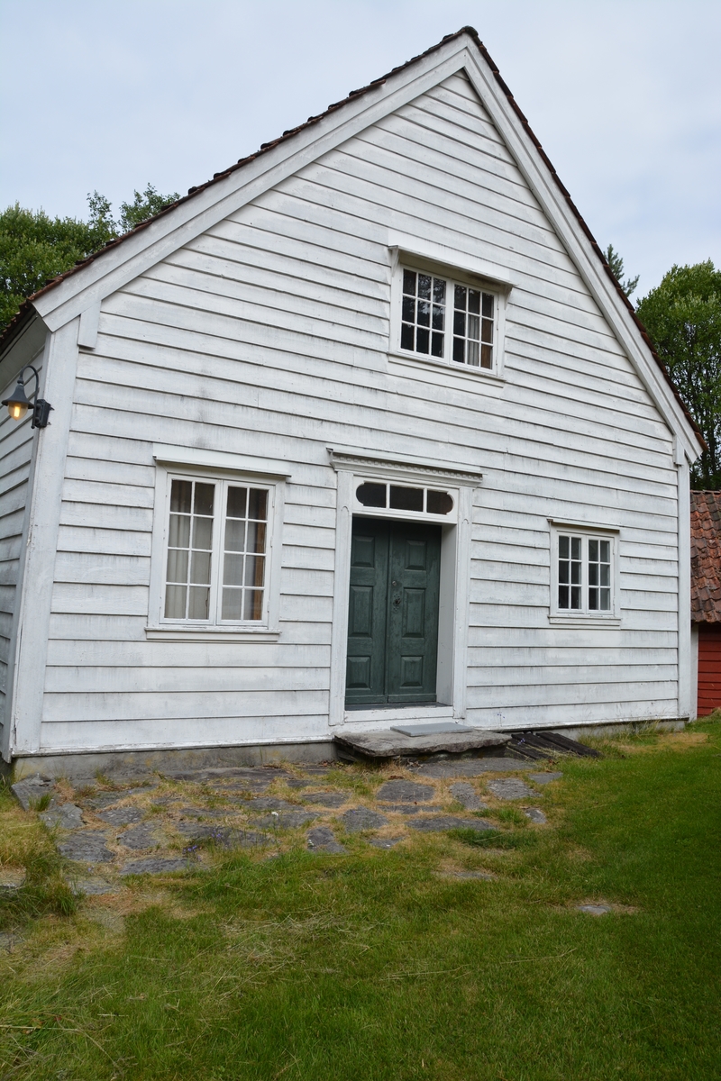 Lafta bygning i to etasjer og murt kjeller. fire rom i første etasje, to rom i andre etasje. Modernisert innvendig og brukt til kontor/lager sidan gjenoppføringa på museet på 1980-talet.