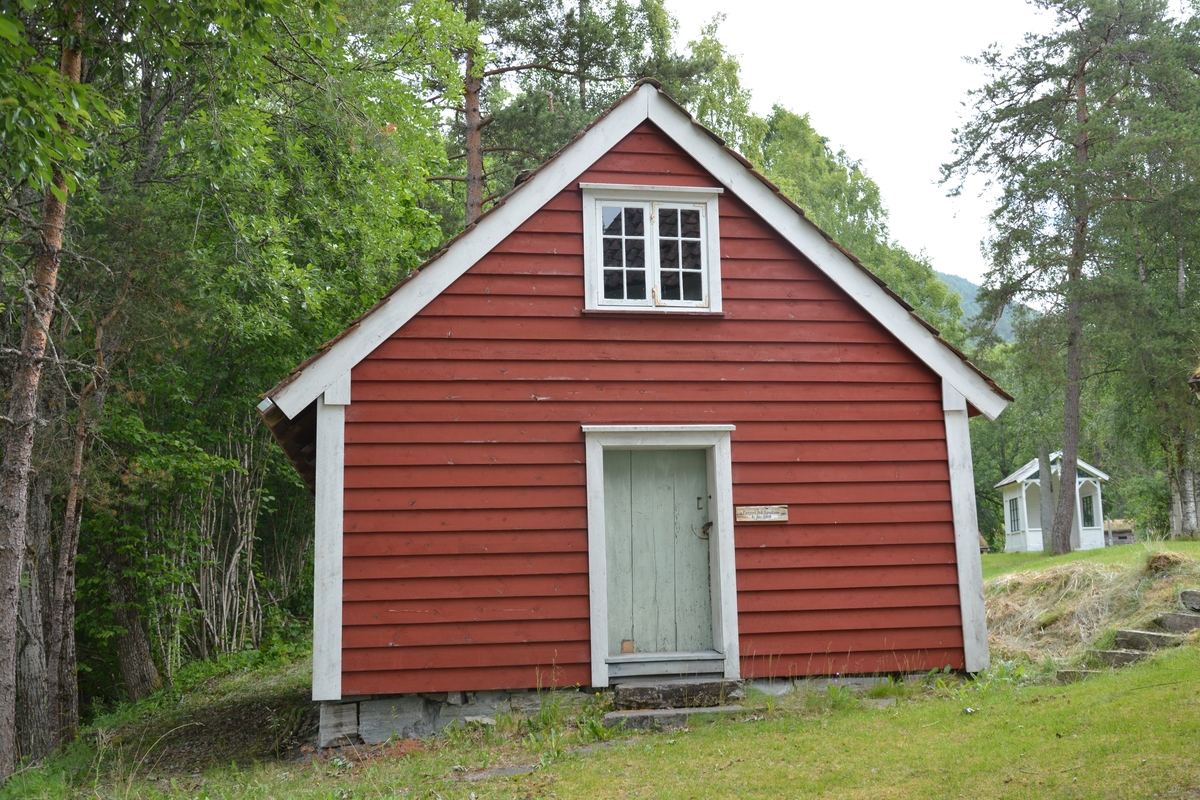 Reisverk-bygning med grue og skorstein. 1 1/2 etg, lem over hovedrommet. Lite rom i hjørnet til venstre. 
Bordkledning ut- og innvendes. Takpanner. 
Eldstad: til same skorstein er det vaskeomn av støypejarn til venstre, open grue i midten og murt omn til høgre. 
I hjørnet når ein kjem inn, står pressa til farging.
Sementgolv. Gråsteinsmur under veggane.