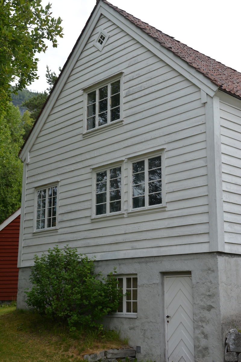 Lafta bygning i to etasjer og murt kjeller. fire rom i første etasje, to rom i andre etasje. Modernisert innvendig og brukt til kontor/lager sidan gjenoppføringa på museet på 1980-talet.