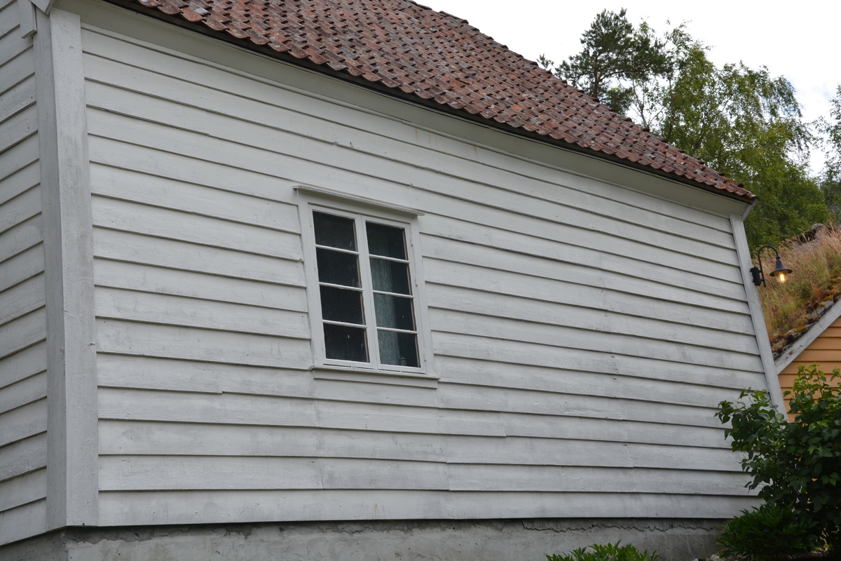 Lafta bygning i to etasjer og murt kjeller. fire rom i første etasje, to rom i andre etasje. Modernisert innvendig og brukt til kontor/lager sidan gjenoppføringa på museet på 1980-talet.