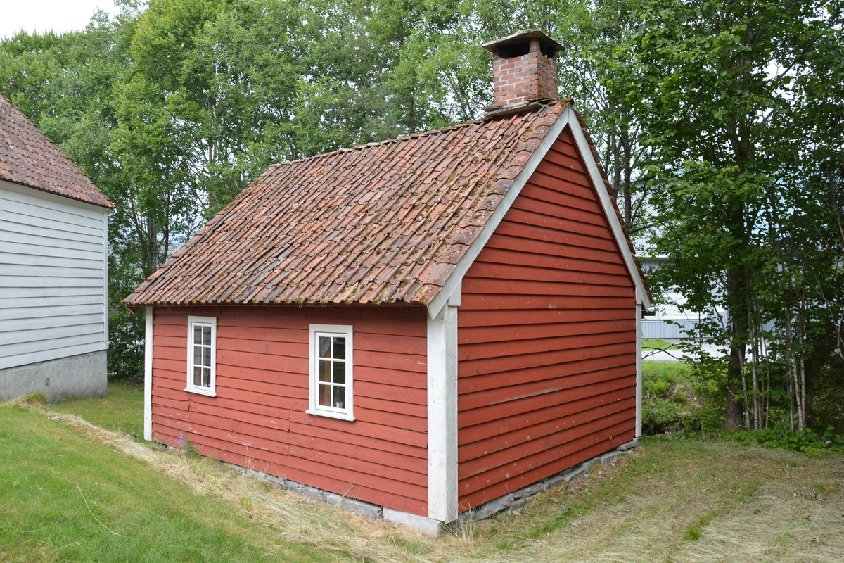 Reisverk-bygning med grue og skorstein. 1 1/2 etg, lem over hovedrommet. Lite rom i hjørnet til venstre. 
Bordkledning ut- og innvendes. Takpanner. 
Eldstad: til same skorstein er det vaskeomn av støypejarn til venstre, open grue i midten og murt omn til høgre. 
I hjørnet når ein kjem inn, står pressa til farging.
Sementgolv. Gråsteinsmur under veggane.