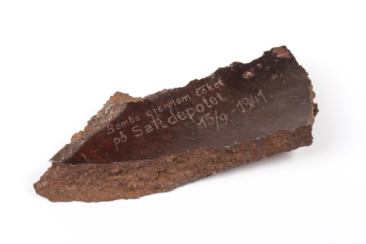 Bombe gjennom taket på Saltdepotet 1679-1941.