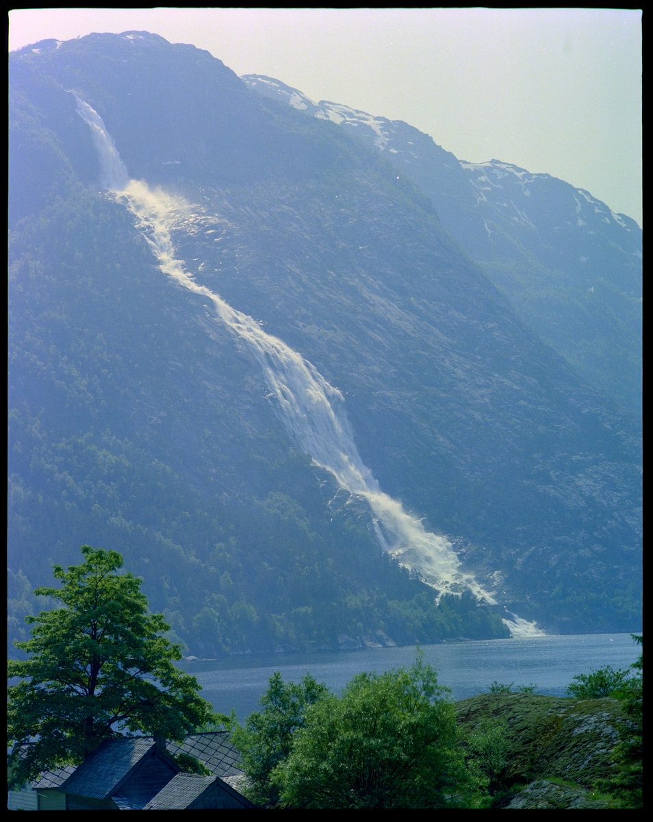 Langfoss ved Åkrafjorden i Etne. Bilde nr. 1 er tatt fra Mosnes, på den andre siden av fjorden. Bilde nr. 3 er av et gammelt sagbruk.
