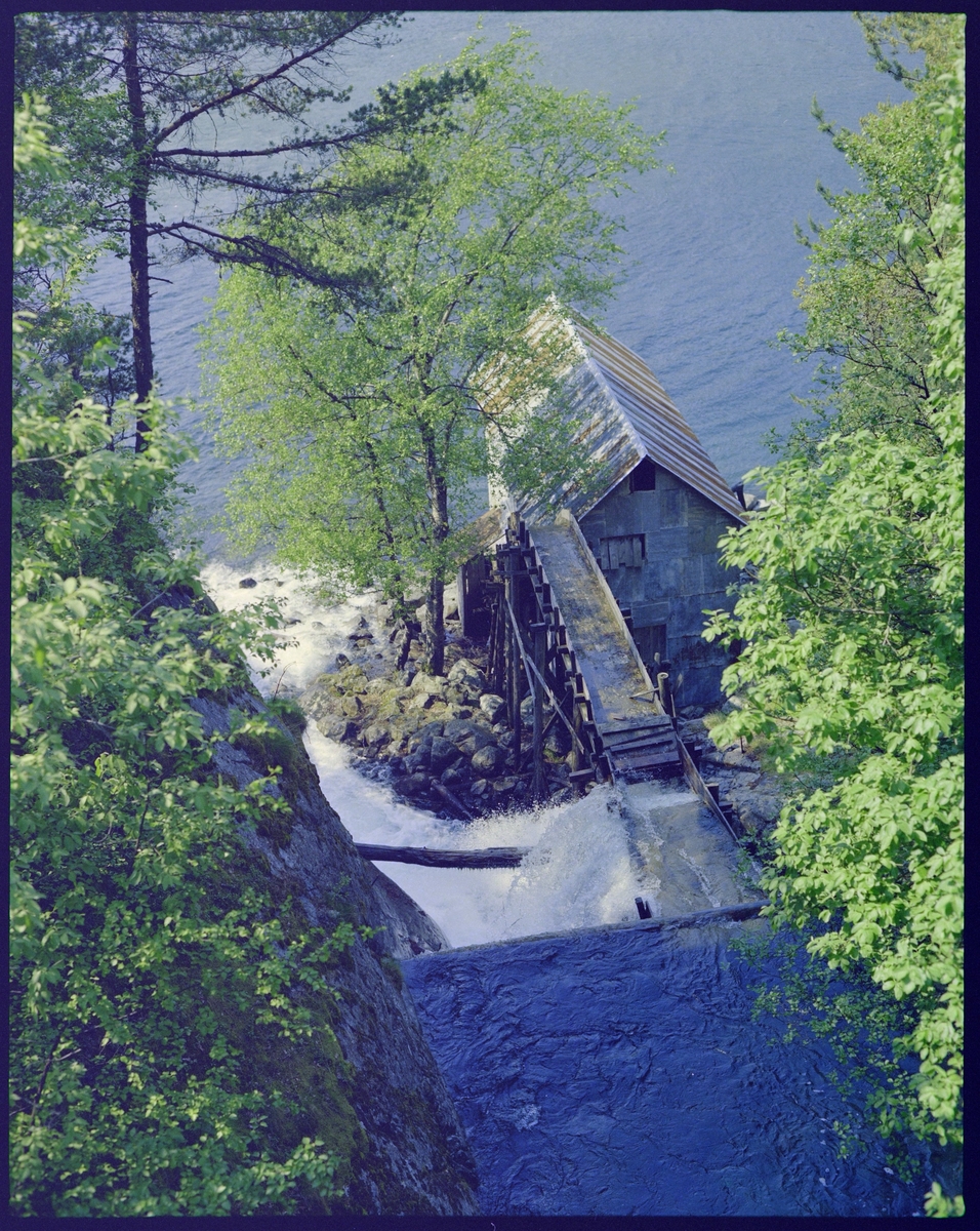 Langfoss ved Åkrafjorden i Etne. Bilde nr. 1 er tatt fra Mosnes, på den andre siden av fjorden. Bilde nr. 3 er av et gammelt sagbruk.