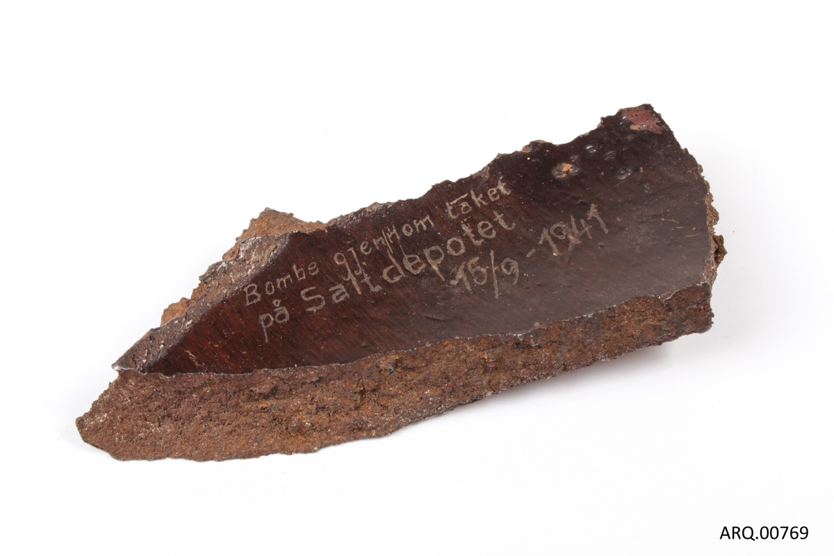 Bombe gjennom taket på Saltdepotet 1679-1941.