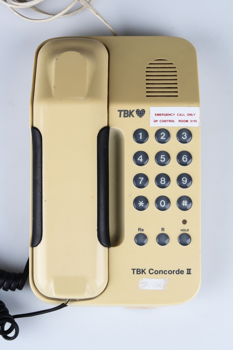 Telefon med kabel.