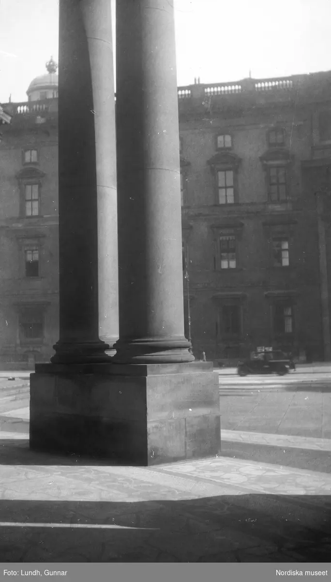 Motiv: Utlandet, Berlin 114 - 146 ;
Stadsvy med en portal, kolonner och en byggnad i bakgrunden, anteckning på konaktarket 123 "Leipziger Strasse".