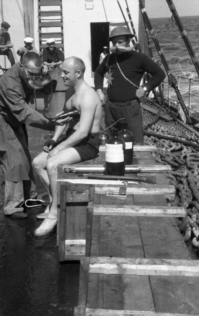 Suderøy passerer ekvator. Mannskapet holder innvielsesablegøyer. En av mannskapet blir undersøkt av "legen". Suderøy på vei til fangstfeltet.