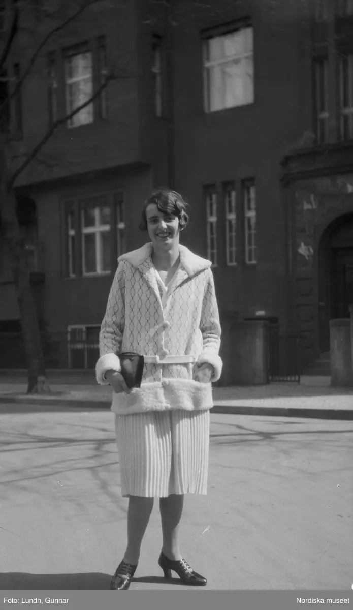 Motiv: (ingen anteckning) ;
Tom kontaktkarta, anteckningar på kontaktkarta 282 "turist på alptopp" 283 - 308 "div. bekanta o obekanta i Berlin 1925 - 27"