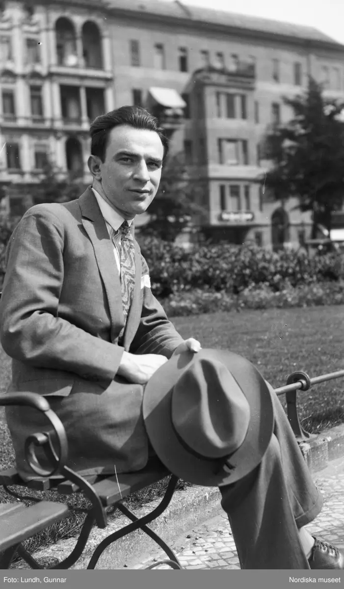 Motiv: (ingen anteckning) ;
Tom kontaktkarta, anteckningar på kontaktkarta 282 "turist på alptopp" 283 - 308 "div. bekanta o obekanta i Berlin 1925 - 27"