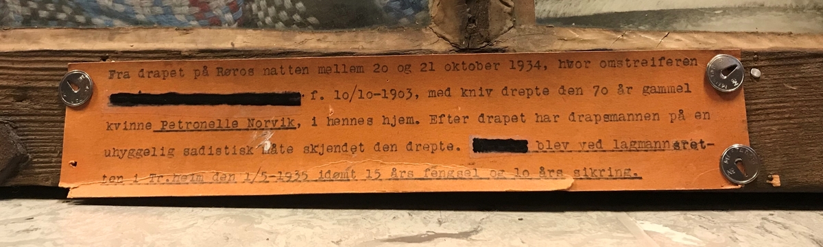 En montasje laget av bevismateriale; en knust vindusrute, et skjerf , en tollekniv der bladet er løsnet fra skaftet, to håndflateavtrykk og tre foto. Deler av montasjen er gjenbruk av et maleri.