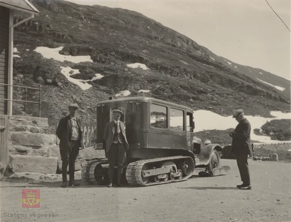 Citroën Kegresse beltebil på Breistølen 31-5 1930. 
Fra venstre: ukjent, vegsjef for vegvesenet i Buskerud fylke Simen Fougner Hartmann og vegdirektør Andreas Baalsrud. 
 S-269 er en 1930 modell Citroën Kegresse. Ref. til "Håndverk på hjul". av Asbjørn Rolseth, side 438. 
 I 1935 eies den av Fru Sara Maristuen og H. L. Boen, med adresse Maristuen. Så da er vi på gamle Kongeveien over Filefjell. 
Informant John Hindklev. 
Bildet er også registrert på NVM 00-F-33462 i albumet "Snebrøyting". 
Bilde 2) Helside i album "Snebrøyting og sneskjermer."
Bilde 3) Helside i album "Snebrøyting."
Se Nedlastinger lenger ned på siden. 
Ref. til "Meddelelser fra Veidirektøren,  Nr. 3-1930. Beltebil over Hemsedalsfjell."Av avdelingsingeniør Thor Larsen, Veidirektørkontoret. 
Ref. til "Meddelelser fra Veidirektøren," Nr. 9-1929. "Nye forsøk med beltebil på vinterføre," av avdelingsingeniør Thor Larsen. Veidirektørkontoret. 
Ref. til artikkel i "Meddelelser fra Veidirektøren", Nr. 10- og Nr. 11-1931: "Snerydningen på våre veier vinteren 1930-1931".