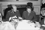 Middag efter sista fälttävlan mellan P 1 och P 10 1979

Fanjunkare Gösta Håkansson P 1 och tävlingsledaren kapten Karl-Åke Bergström P 10 samtalar med övlt Nils Göran Wranghult.