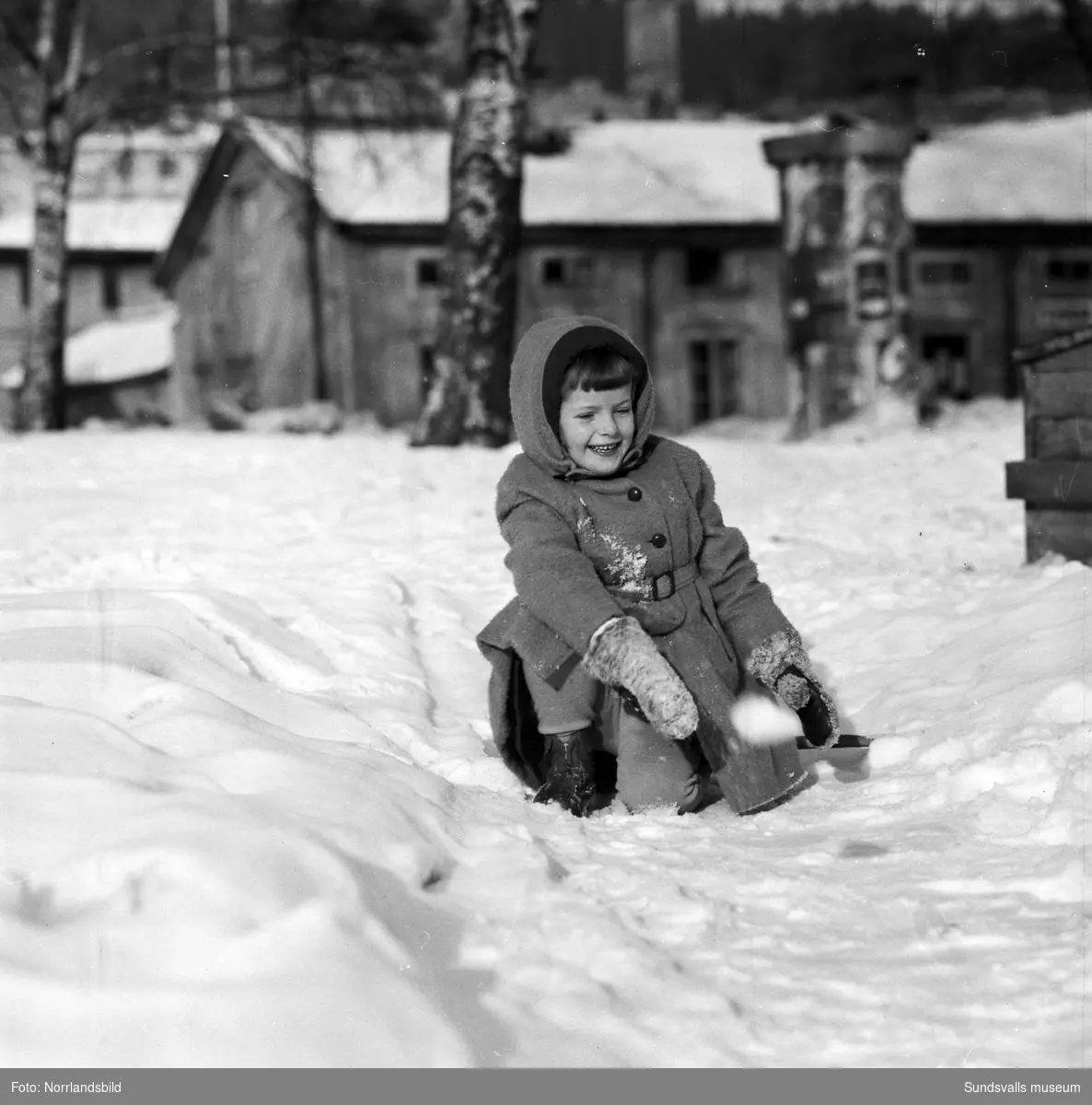 Ann-Charlotte Broman leker i snön.