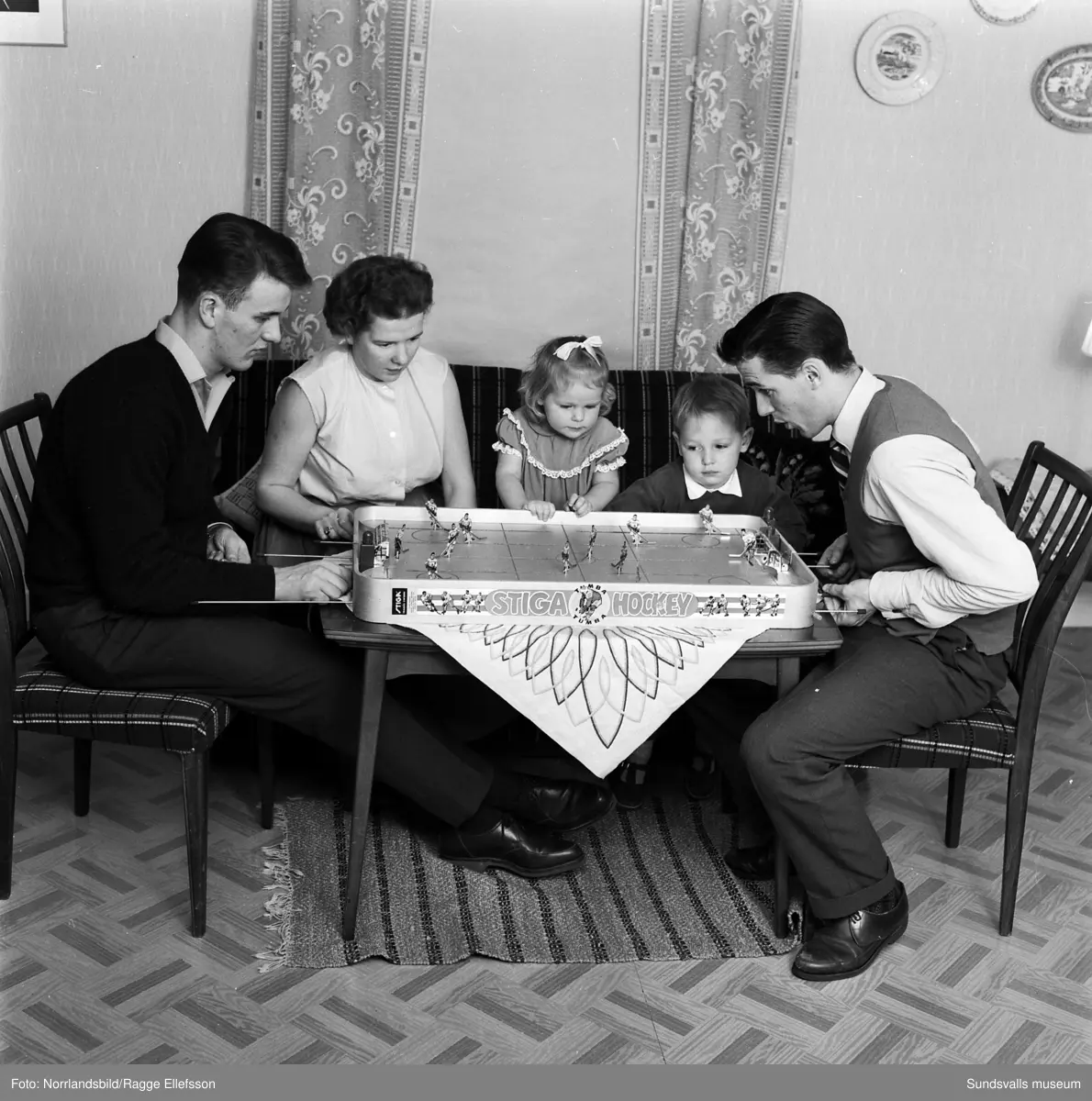 Bröderna Sören och Östen Boström, ishockeyspelare i Wifsta/Östrand. Här spelar de bordshockey hemma hos Sörens familj. Reportagebilder för Expressen.