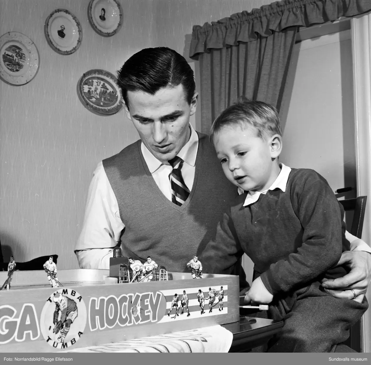 Bröderna Sören och Östen Boström, ishockeyspelare i Wifsta/Östrand. Här spelar de bordshockey hemma hos Sörens familj. Reportagebilder för Expressen.