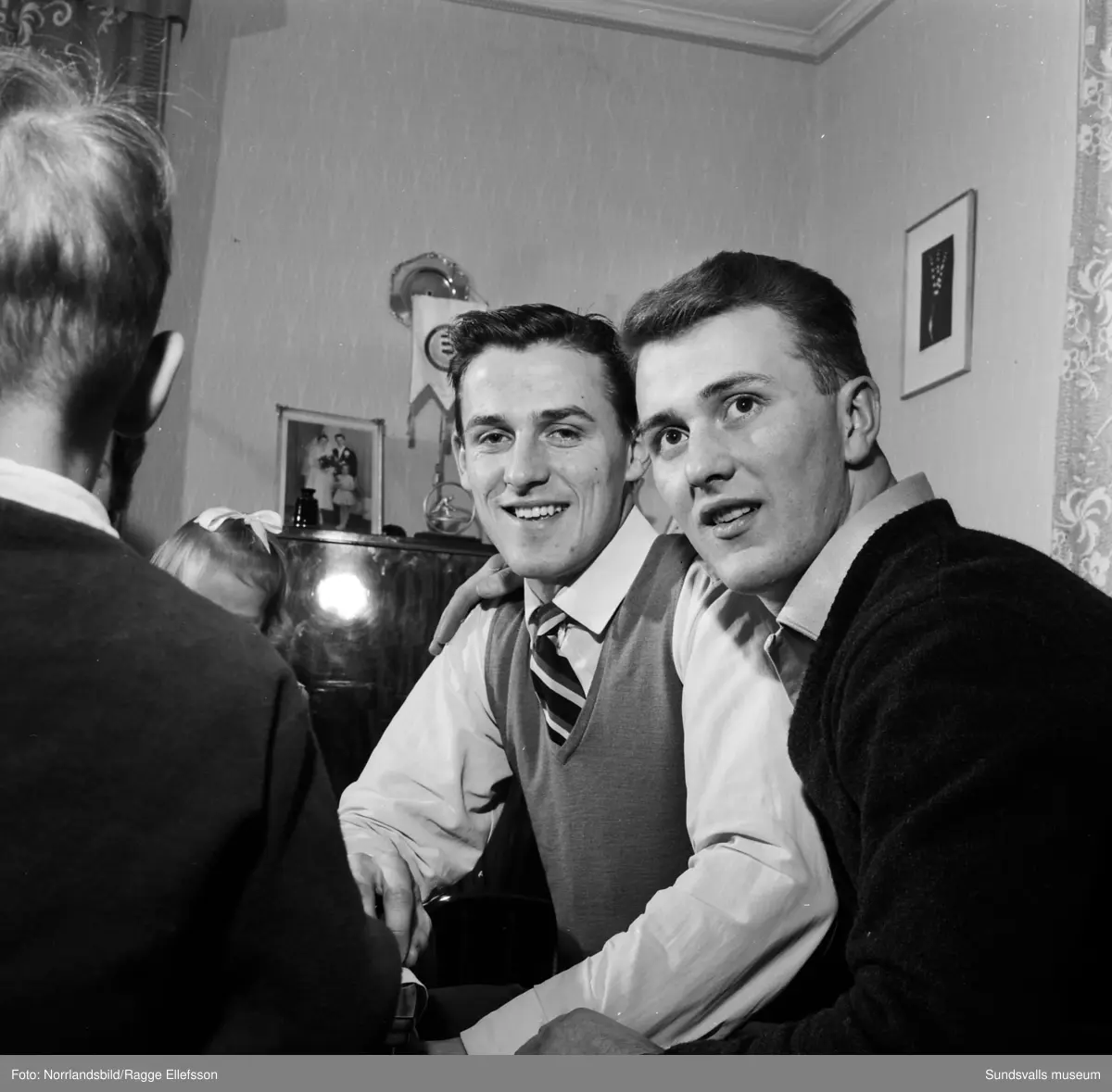 Bröderna Sören och Östen Boström, ishockeyspelare i Wifsta/Östrand. Här spelar de bordshockey hemma hos Sörens familj. Reportagebilder för Expressen.