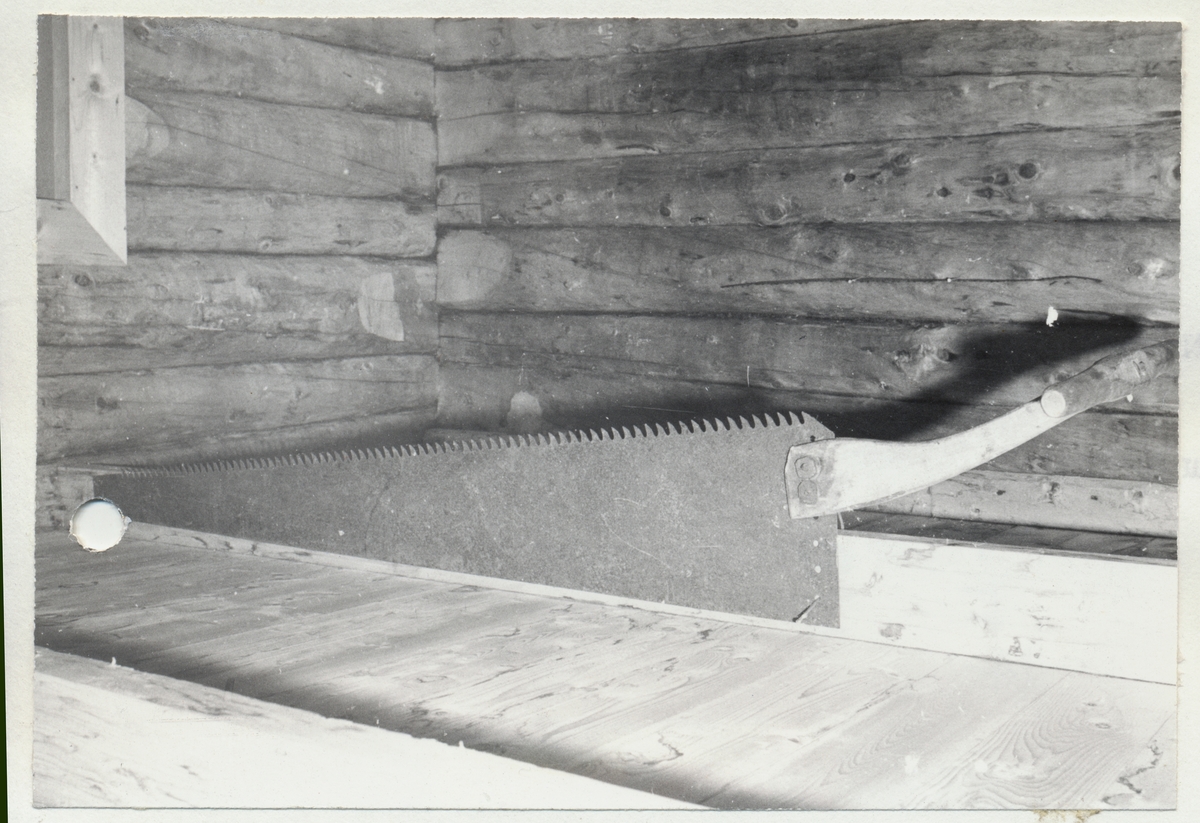 Jernblad skrudd til T-formet håndtak med skruer og mutter. Noe rustet blad.