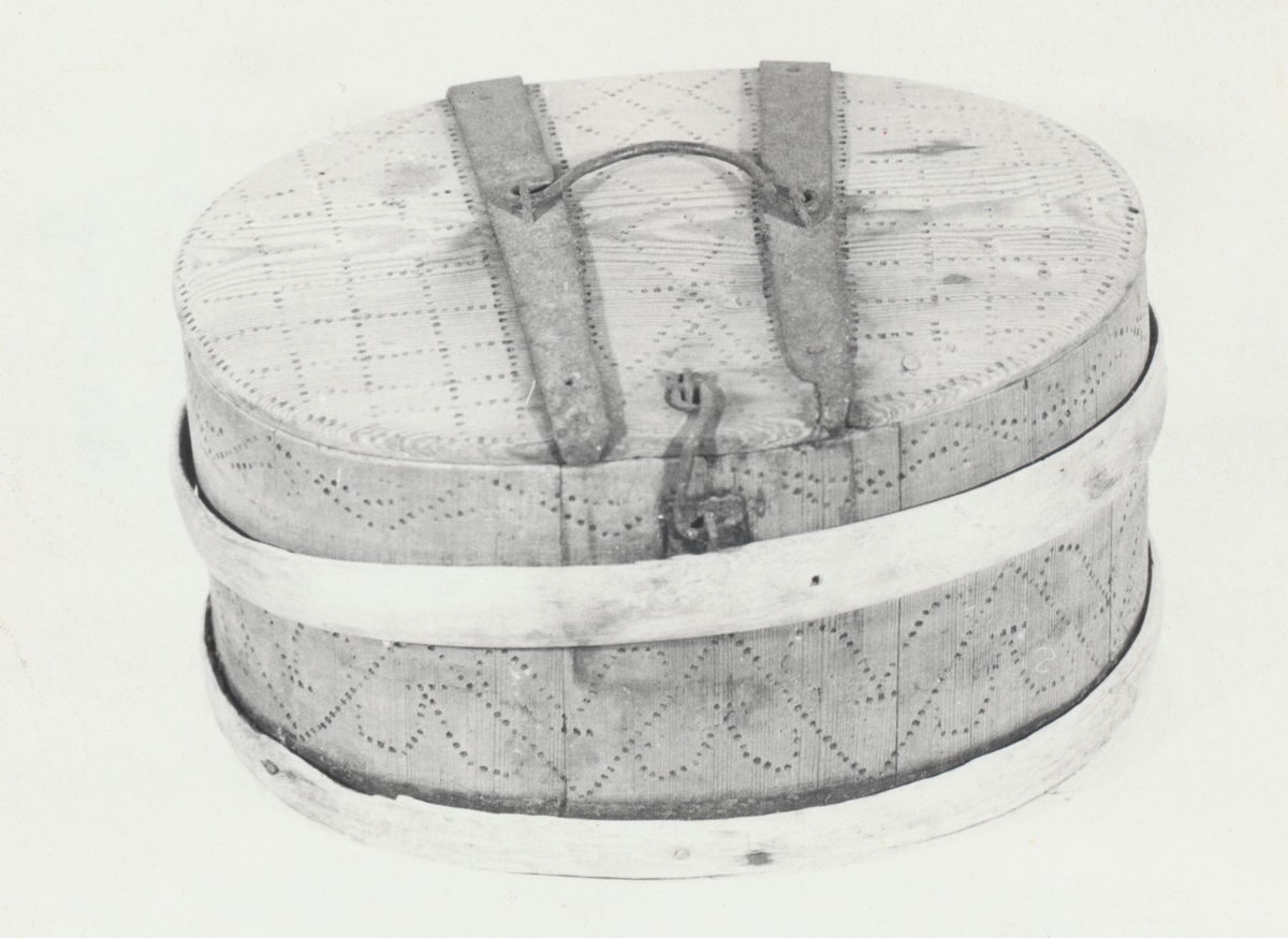 Form: Oval. Videre ved bunn. Geometrisk sviornamentikk på sider og lokk.
