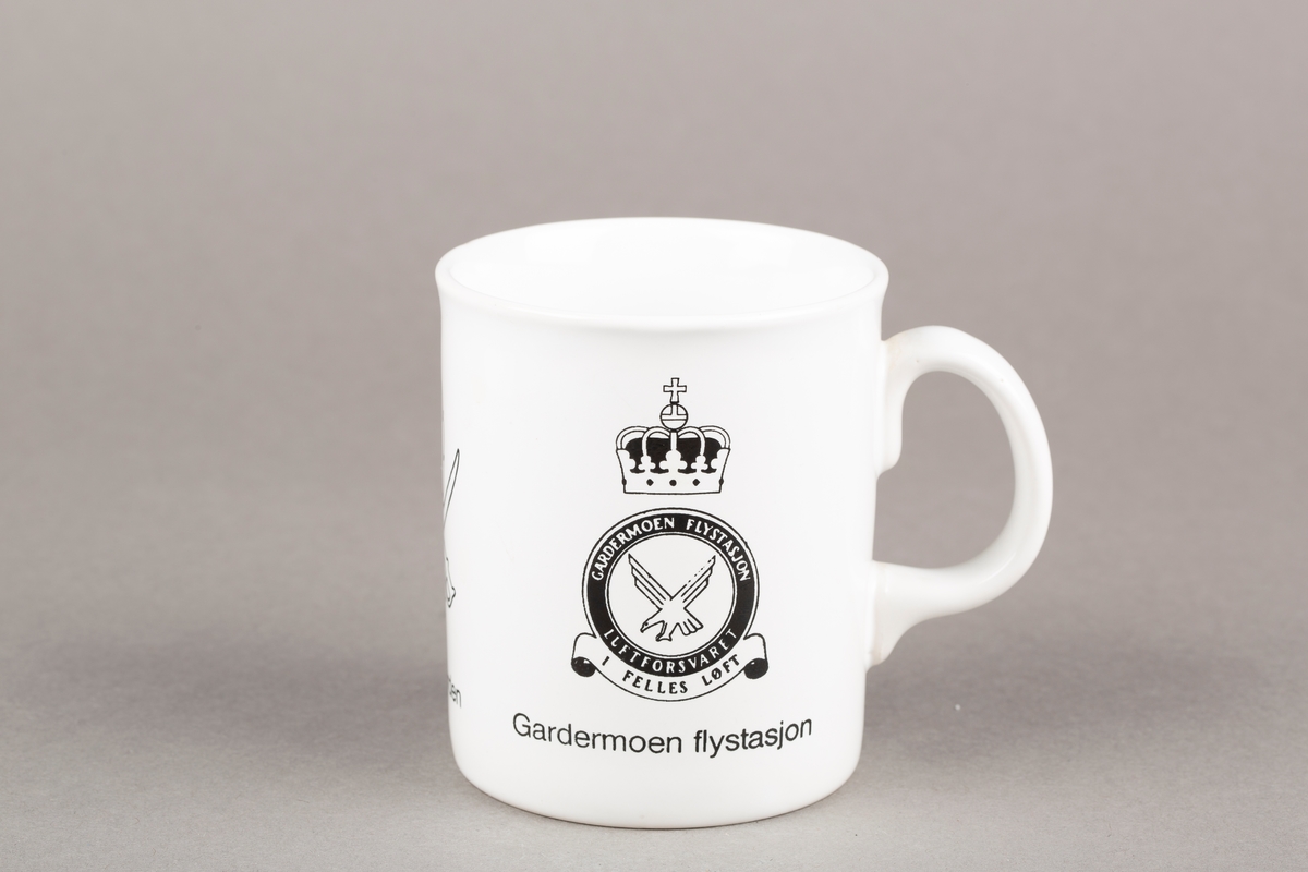 Krus med hank. Intendanturregimentet-logo. Velferden-logo. Kronet Gardermoen flystasjon-logo.