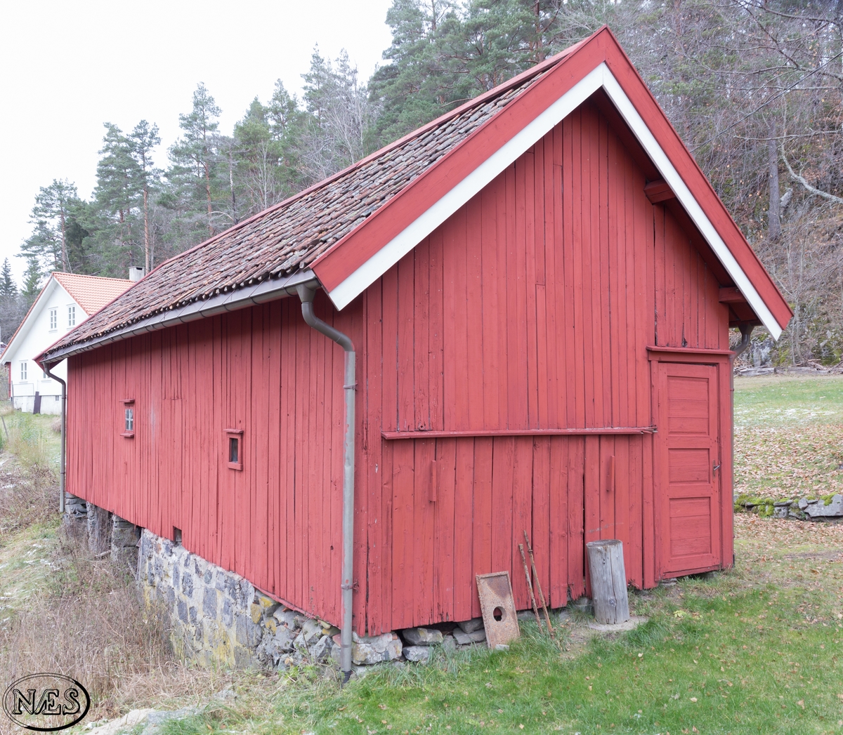 Uthus oppført i grovt bindingsverk. Delt opp i tre rom pluss utedo. Veggene er utvendig panelt med stående, glattkant kledning. Små vindu på begge langsider. Dør på langside mot øst og kortside mot sør. Taket er et saltak med opplett på takflate mot øst.