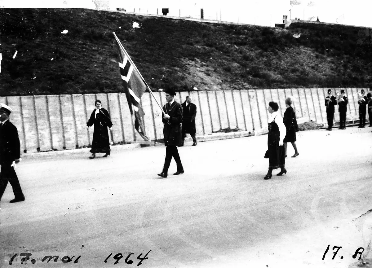 17. mai 1964..Toget passerer Åndalsnes aldersheim.