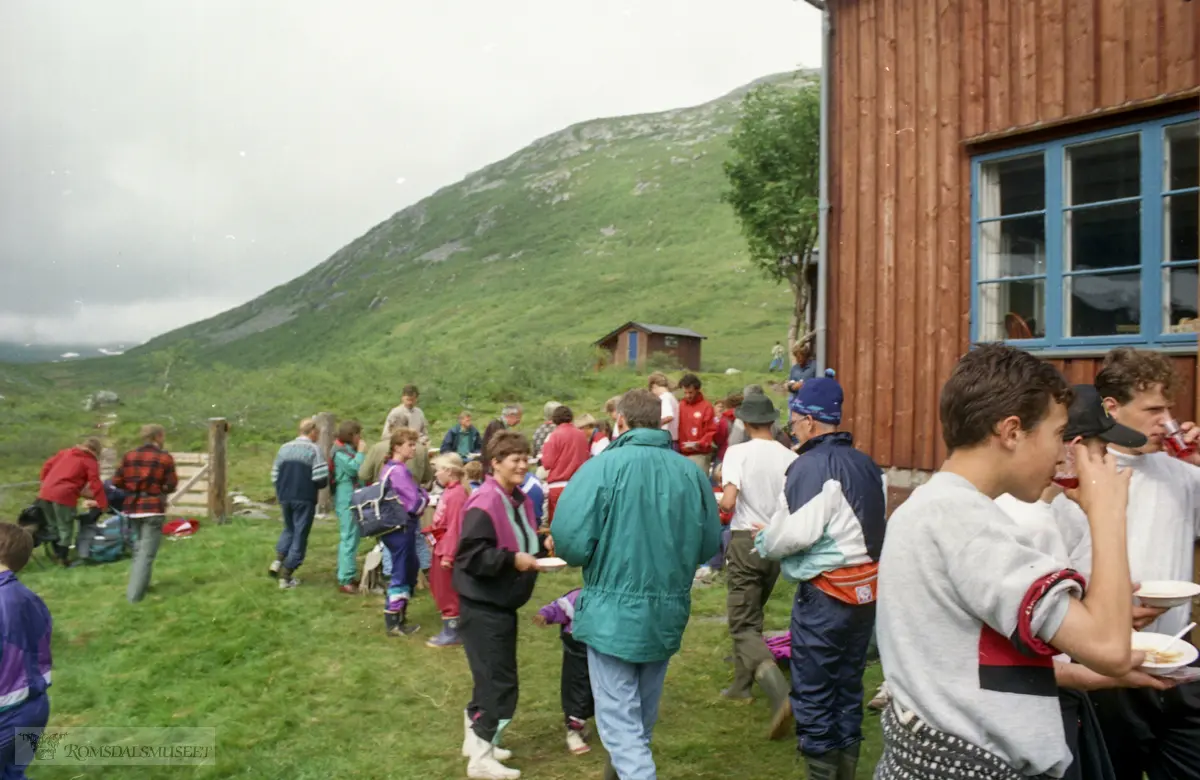 "Vi feirer Den Norske Turistforening 125 år på Måsvassbu 24.07.1993".