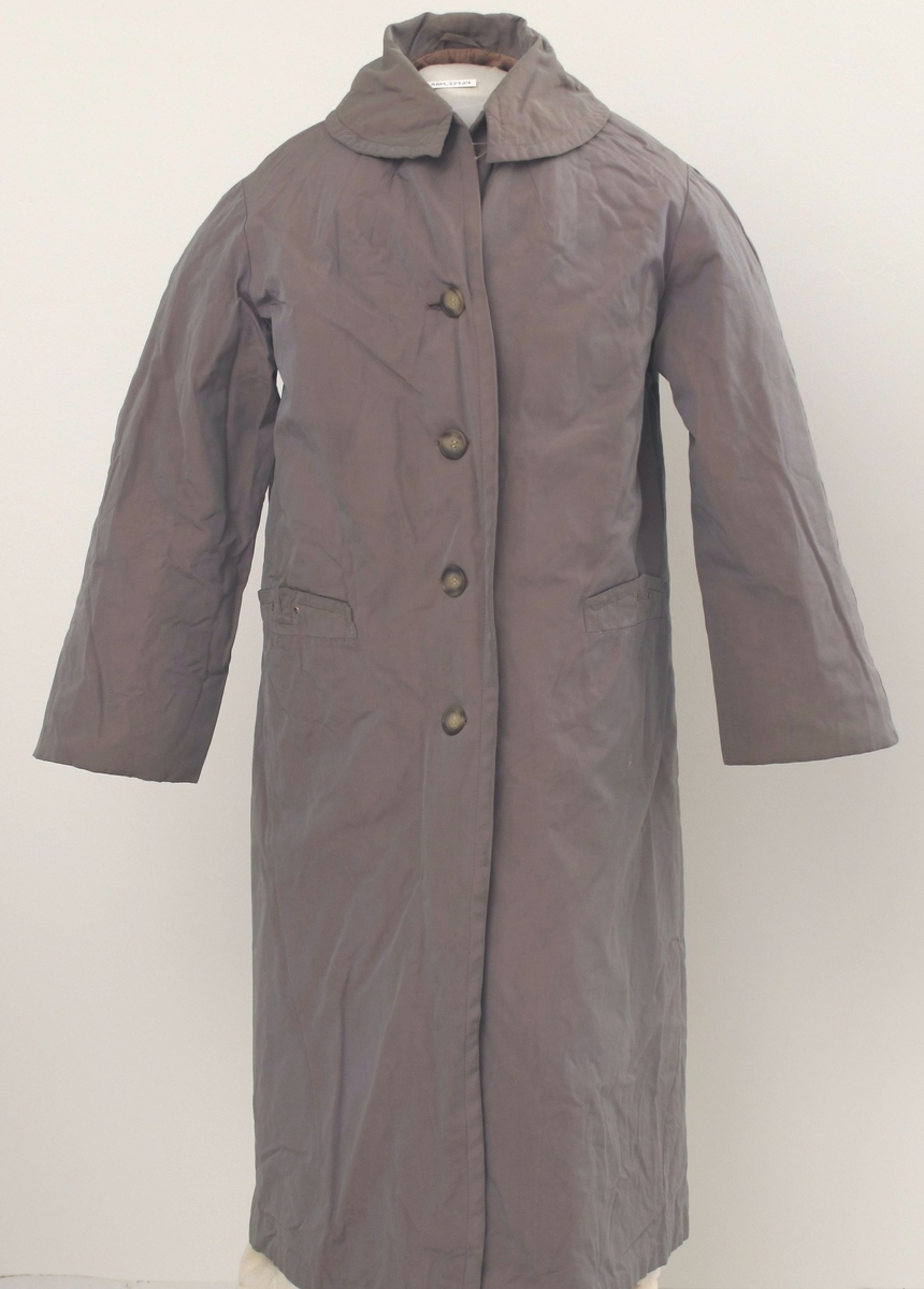 Kåpe, Gråbrun med lyst brunt for. Falske lommeklaffer.