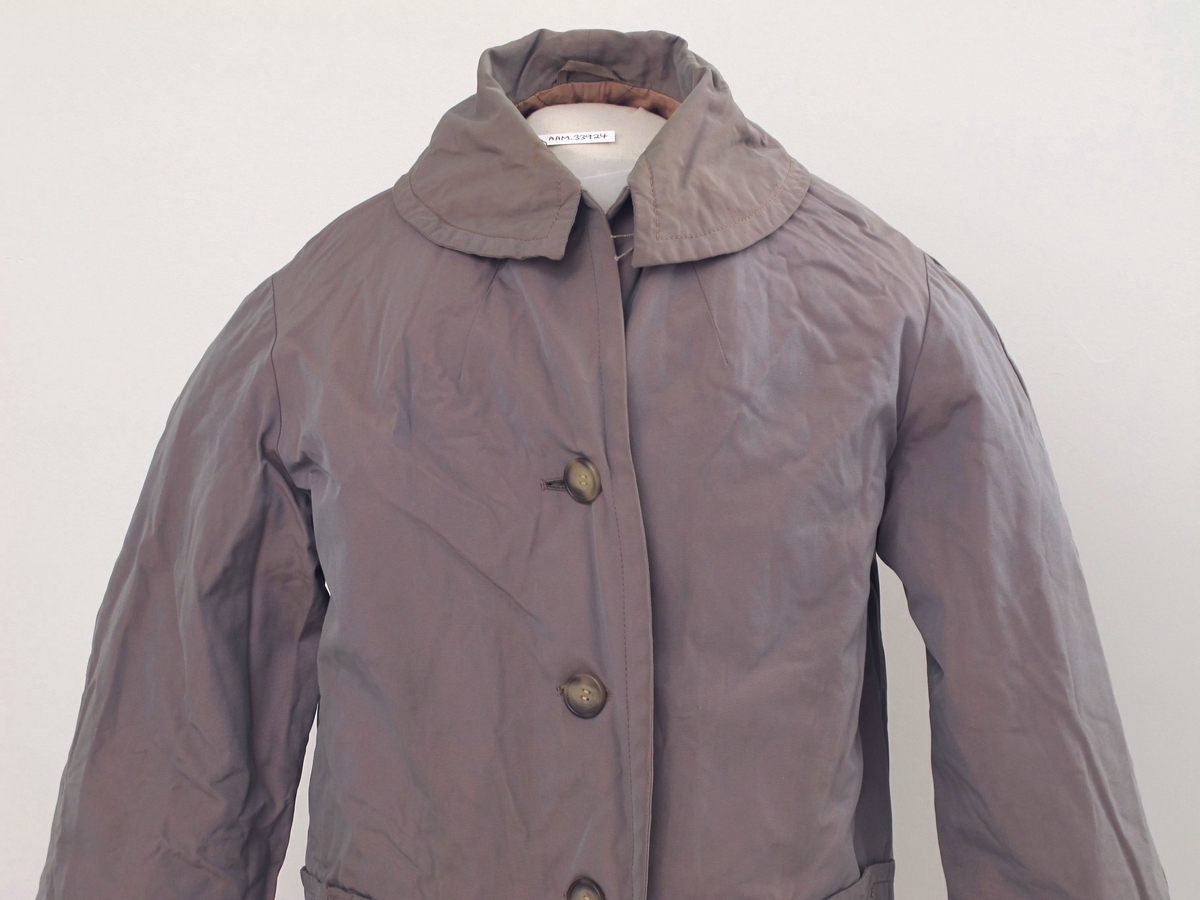 Kåpe, Gråbrun med lyst brunt for. Falske lommeklaffer.