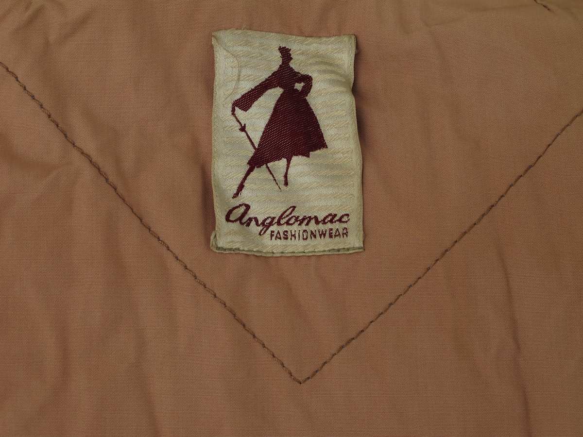 Kåpe, Gråbrun med lyst brunt for. Falske lommeklaffer.