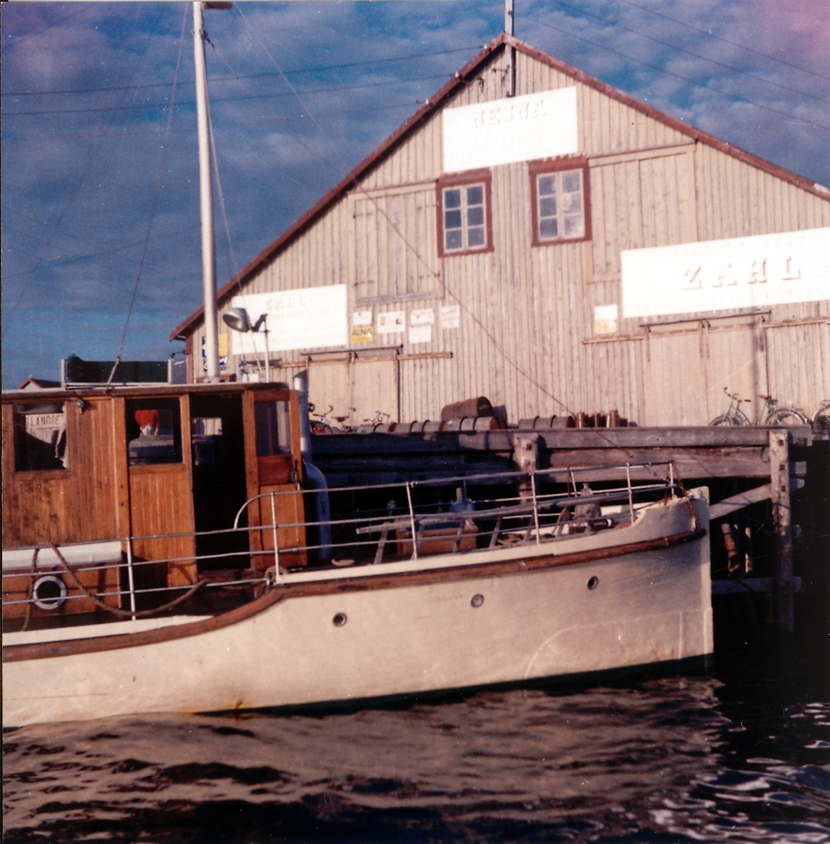 Båt ved kai kullbrygga / gulbrygga på Nesna. Foto tatt fra båt.