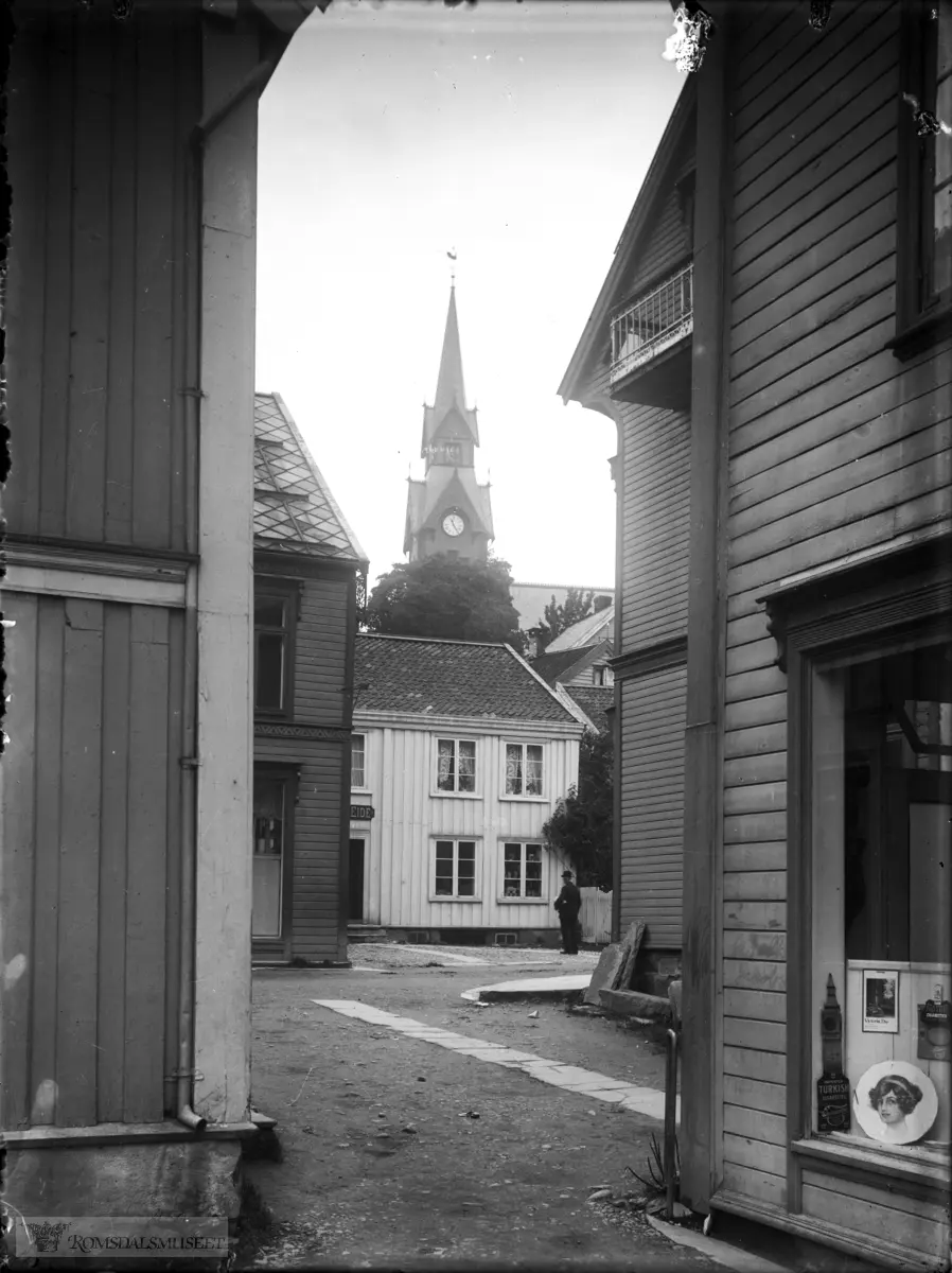 Reitankråpet ved Torget..M.B Reitans landhandel til høyre. .Aandalshjørnet til venstre i bakgrunnen. .Hjørnet i forgrunnen er bundtmaker Johansens gård. .Til høyre Reitan. .Høyere opp med veranda Schistad. .I bakgrunnen kjøpmannsgården til Harald Eide, her drev Eide sin kolonialhandel, senere overtatt av Ludvig Nustad.